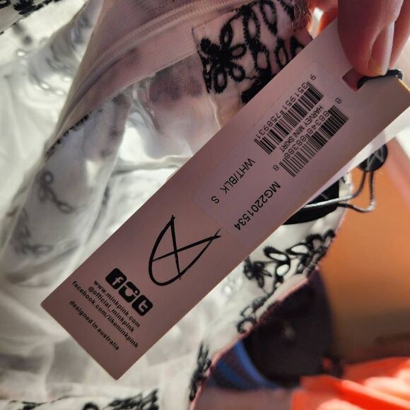 MinkPink Embroidered Floral Harvey Mini Shirt Black And White Size Small NWT - Picture 10 of 13